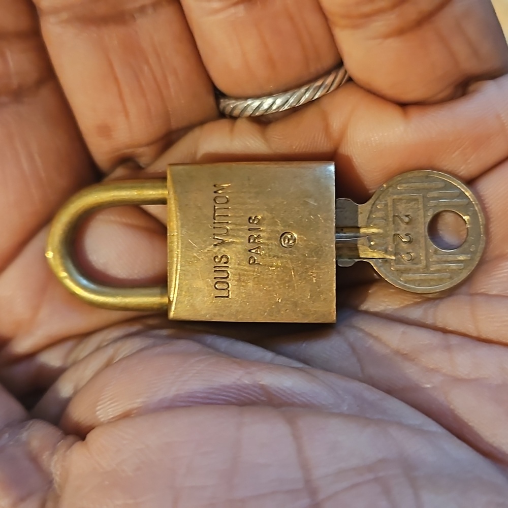 (ONE) 1 Authentic Louis Vuitton Lock & Key Set - Picture 16 of 17